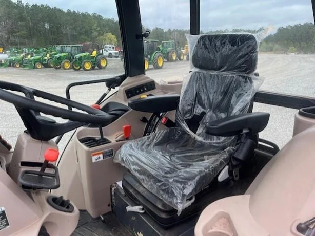 2023 Kubota M7060 photo 4